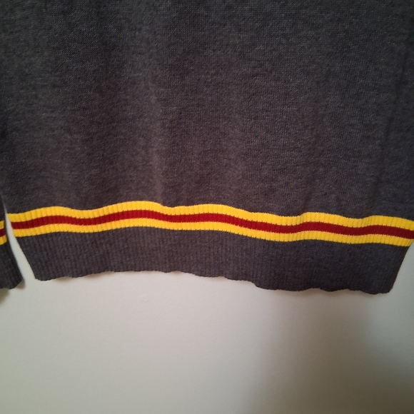 Harry Potter Gray Gryffindor Crest Cardigan Sweater Hogwarts Size L - Picture 9 of 12